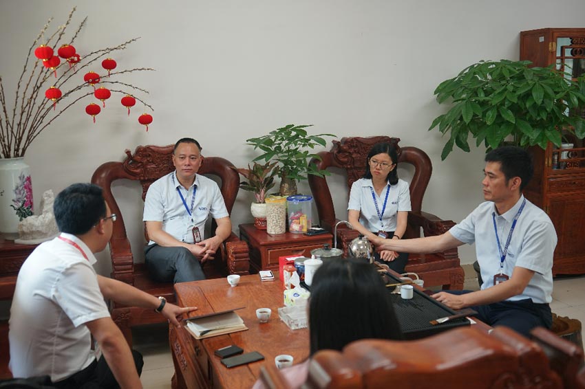 《品質(zhì)》欄目組領(lǐng)導(dǎo)與梁漢棋董事長、曹傳偉總經(jīng)理洽談事宜